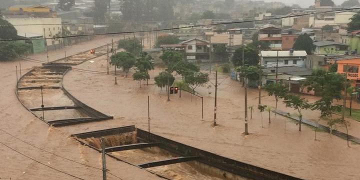 Avenida Tereza Cristina alagada durante período chuvoso