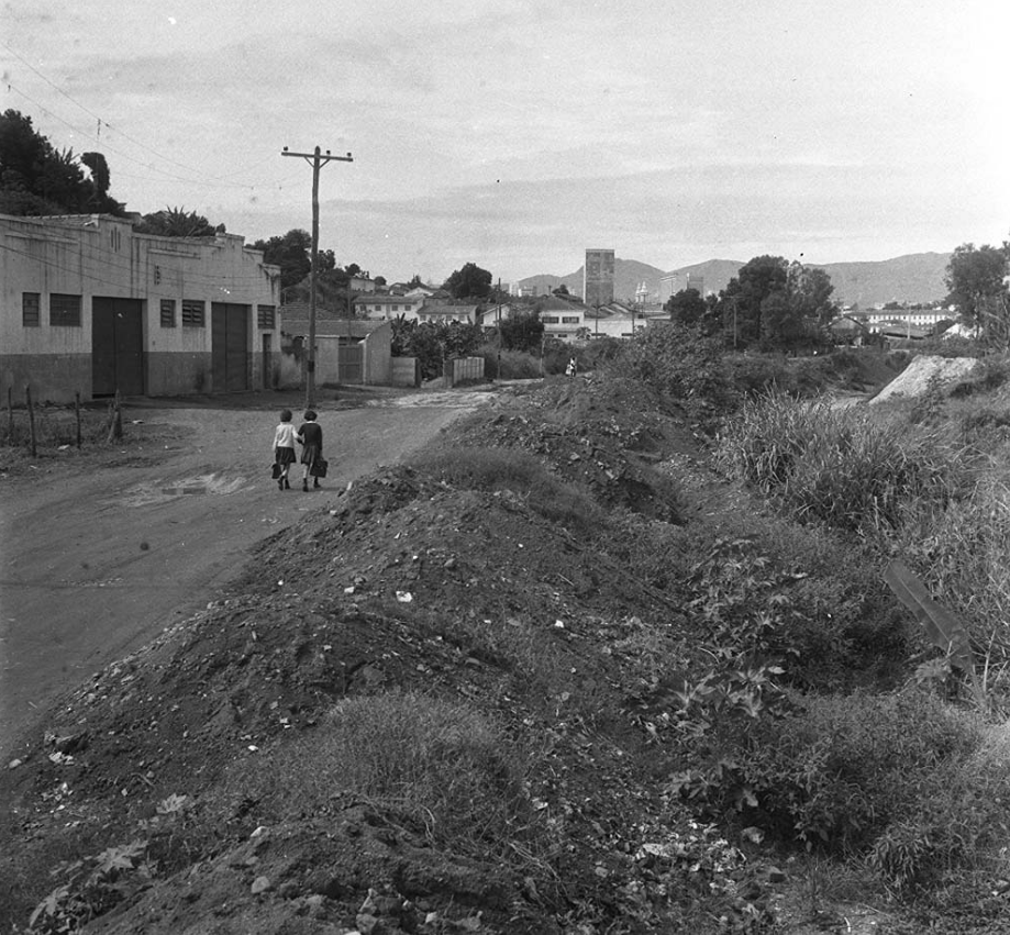 Via de terra no final da década de 60 onde foi aberta a Avenida Tereza Cristina